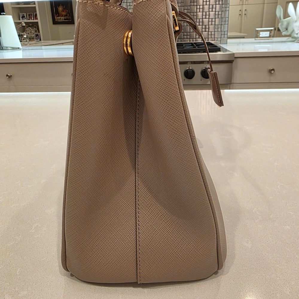 💯 Authentic Prada | Galleria Medium Saffiano Leather bag - Picture 8 of 17
